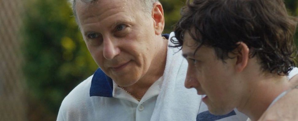 Kein Wunder, das David (Craig Roberts, r.) ins Schwitzen kommt: Jeder will ihn von seinem Lebensentwurf überzeugen, so auch Der Club-Präsident Getty (Paul Reiser) – Bild: Amazon Studios