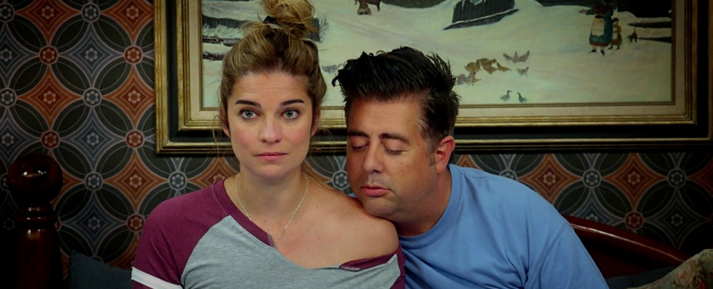 „Kevin Can F**k Himself“: Gefangen in der Sitcom-Hölle – Review – Prime-Video-Serie beleuchtet die Schattenseiten des Sitcom-Ehefrauen-Daseins – Bild: Screenshot/​AMC