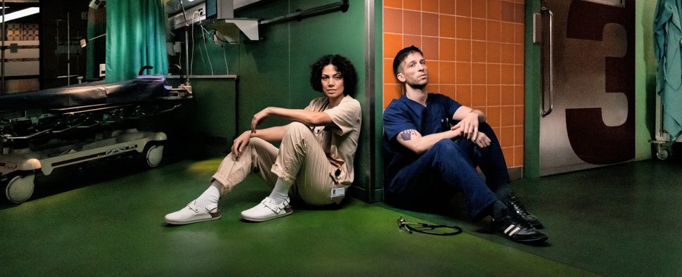 „KRANK Berlin“ mit Dr. Zanna Parker (Haley Louise Jones, l.) und Dr. Ben Weber (Slavko Popadić, r.) – Bild: ZDF/Mathias Bothor