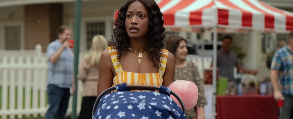 Keke Palmer macht in „The ’Burbs – Meine teuflischen Nachbarn“ so manche ungewöhnliche Entdeckung. – Bild: Peacock/Elizabeth Morris