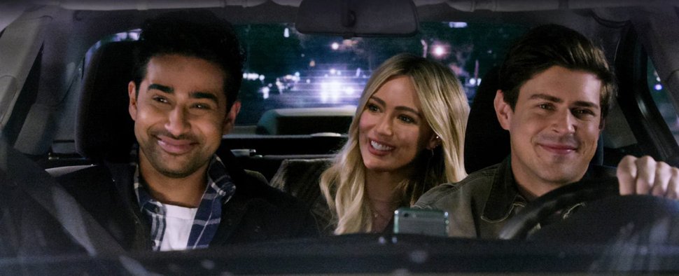 Kennenlernen im Uber-Taxi: Sid (Suraj Sharma), Sophie (Hilary Duff) und Jesse (Christopher Howell). – Bild: Hulu