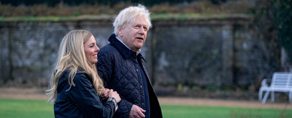 Kenneth Branagh als Boris Johnson mit Ophelia Lovibond als Ehefrau Carrie in „This England“ – Bild: Sky