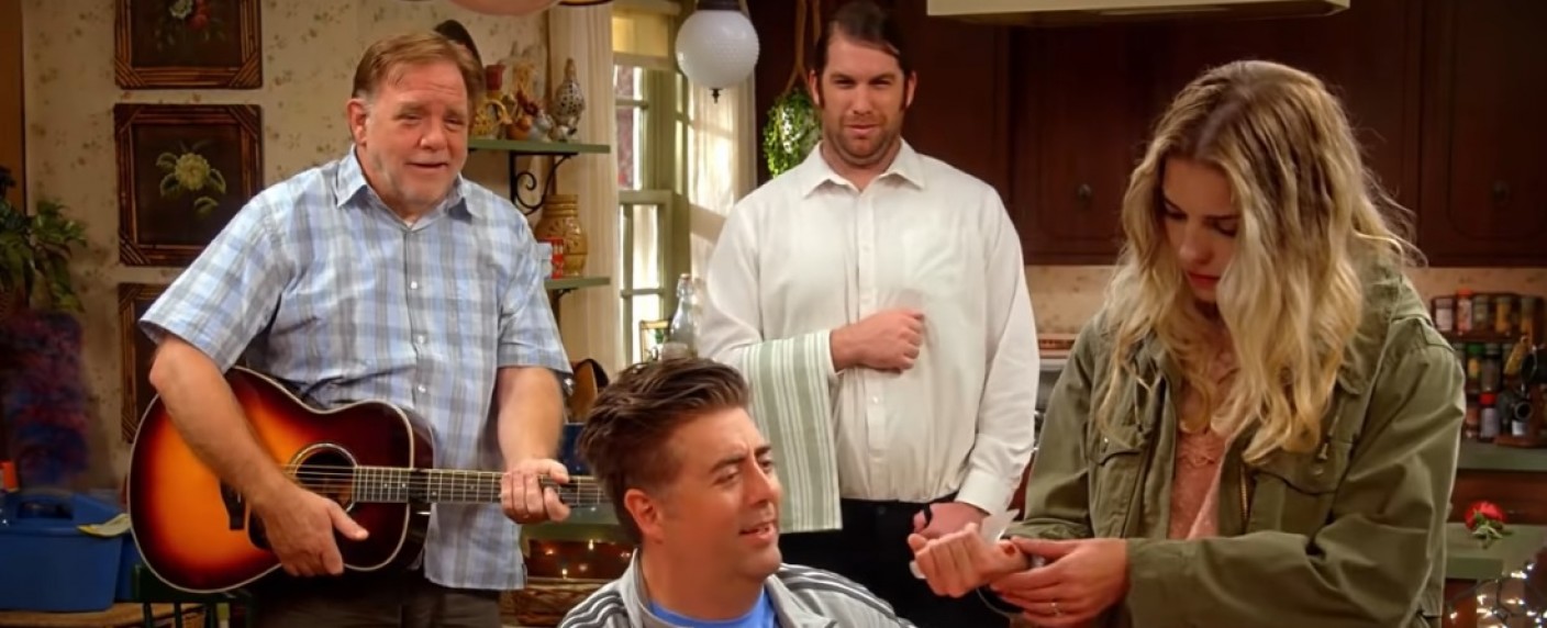 „Kevin Can F**k Himself“: AMC mit erstem Trailer zu düsterer Sitcom-Satire – Annie Murphy nimmt „wahres“ Leben der Comedy-Ehefrauen aufs Korn – Bild: AMC