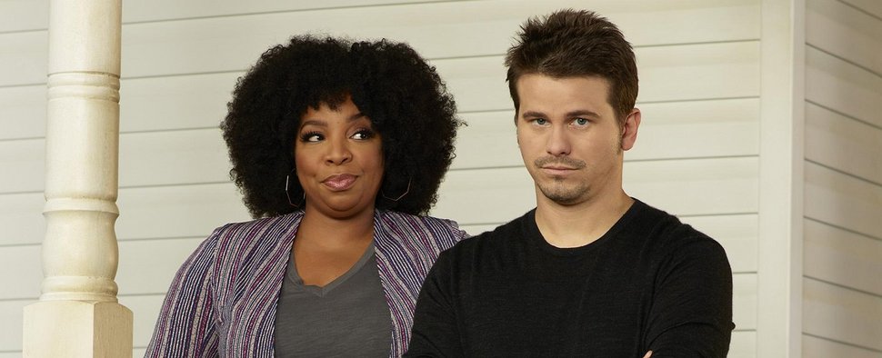 Yvette (Kimberly Hébert Gregory) und Kevin (Jason Ritte) in „Kevin (Probably) Saves the World“ – Bild: ABC