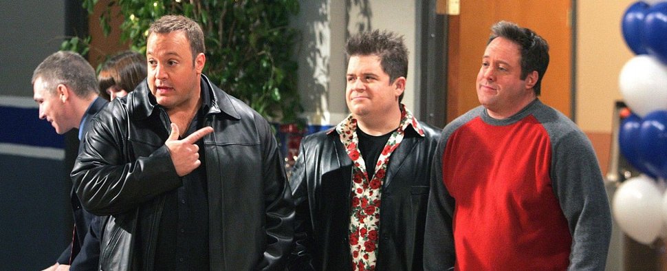 „King of Queens“: Kevin James (l) mit Patton Oswalt (M.) und Gary Valentine (r.) – Bild: CBS