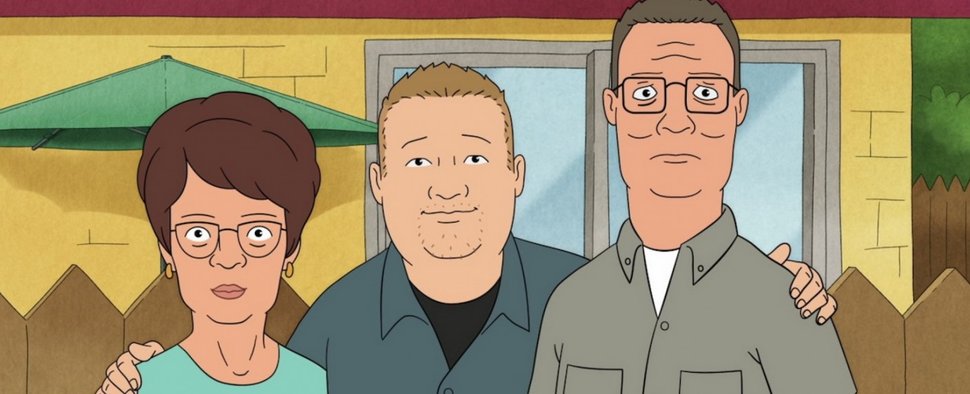 „King of the Hill“: Peggy (l.), Hank (r.) und der inzwischen 21 Jahre alte Bobby (M.) – Bild: Hulu