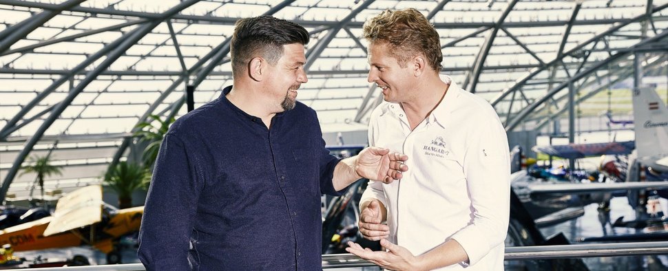 „Kitchen Impossible“ mit Tim Mälzer (l.) und Martin Klein (r.) – Bild: RTL/PA/Simon Hausberger