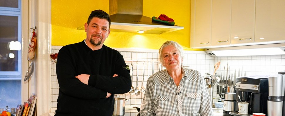 „Kitchen Impossible“: Tim Mälzer trat gegen Monika Fuchs an. – Bild: TVNOW/Markus Hertrich