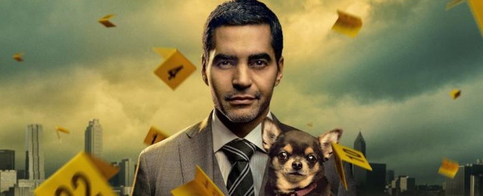 Mann mit Hund und Anzug: Special Agent Will Trent (Ramón Rodriguez) vor der Skyline von Atlanta – Bild: ABC/Disney+