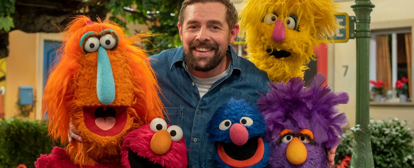 Klaas Heufer-Umlauf besucht die „Sesamstraße“ – NDR kündigt neue Staffel der beliebten Kinderserie für diesen Herbst an – Bild: NDR/​Thorsten Jander