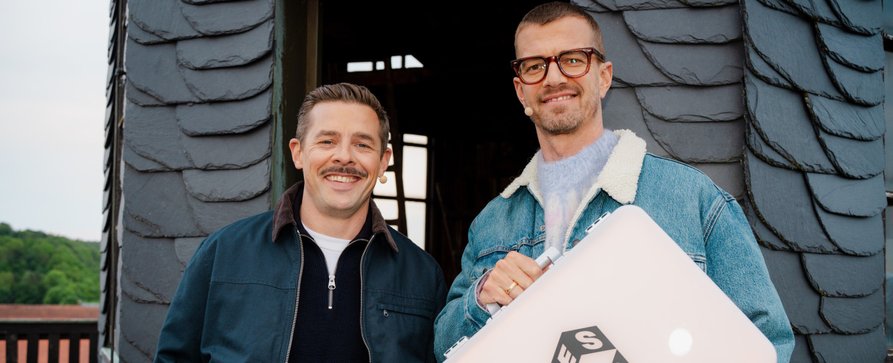 „Ein sehr gutes Quiz (mit hoher Gewinnsumme)“: Dann starten die neuen Folgen – Joko & Klaas bitten wieder an unterschiedlichsten Orten zum Wettstreit um 100.000 Euro – Bild: Joyn/Joshua Schneider „Ein sehr gutes Quiz (mit hoher Gewinnsumme)“: Dann starten die neuen Folgen – Joko & Klaas bitten wieder an unterschiedlichsten Orten zum Wettstreit um 100.000 Euro – Bild: Joyn/Joshua Schneider