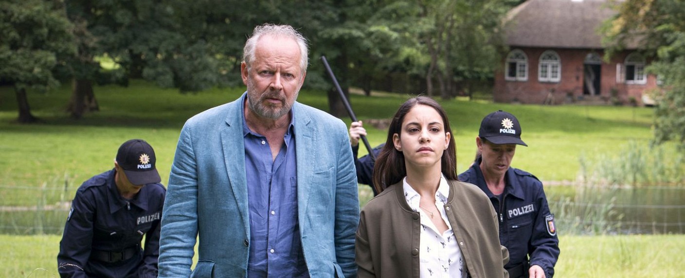 Quoten: Kieler „Tatort“ siegt glanzlos, ProSieben-Fantasyfilm in der Zielgruppe stark – Letzte „Lindenstraße“-Folge mit Joachim Luger erfolgreich, RTL punktet nur mit Formel 1 – Bild: NDR/​Christine Schroeder