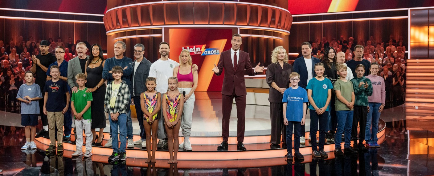 „Klein gegen Groß“ am 1. November 2025: Das sind die prominenten Gäste und Duelle – Boris Becker, Ina Müller, Til Schweiger, Christian Tramitz, Rick Kavanian und viele mehr – Bild: NDR/​Thorsten Jande