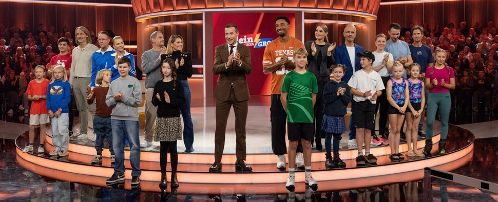 „Klein gegen Groß“ am 13. Dezember 2025: Kai Pflaume (M.) mit den prominenten Herausforderern und den jungen Talenten – Bild: NDR/Thorsten Jander