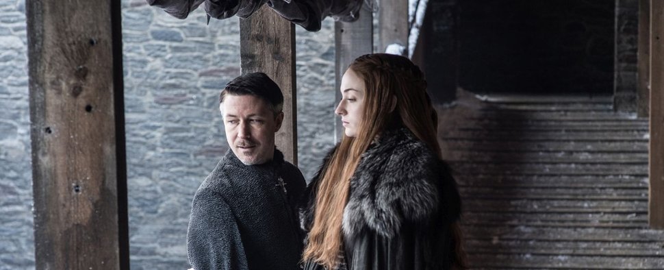 Kleinfinger (Aidan Gillen, l.) mit Sansa Stark (Sophie Turner) in „Game of Thrones“ – Bild: Helen Sloan/HBO