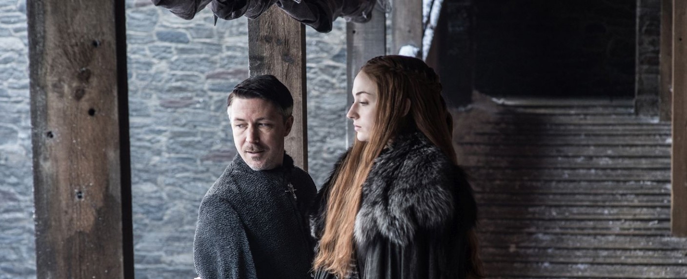 „Killers of the Cosmos“: Aidan Gillen („Game of Thrones“) ermittelt gegen außerirdische Bedrohungen – Mischung aus fiktionaler Detektiv-Geschichte und Doku – Bild: Helen Sloan/​HBO