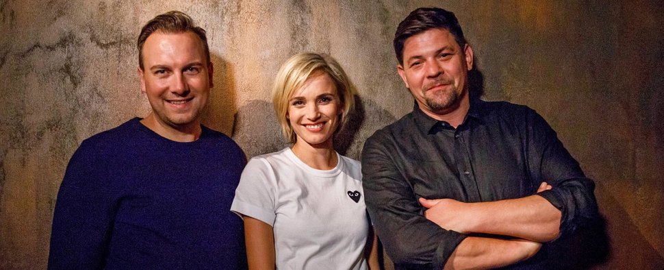 „Knife Fight Club“: Die Juroren Tim Mälzer (r.) und Tim Raue (l.) mit Moderatorin Annie Hoffmann (m.) – Bild: MG RTL D / Morris Mac Matzen