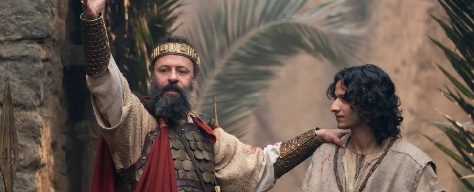 König Saul preist den mutigen David in „Das Haus David“ – Bild: Prime Video
