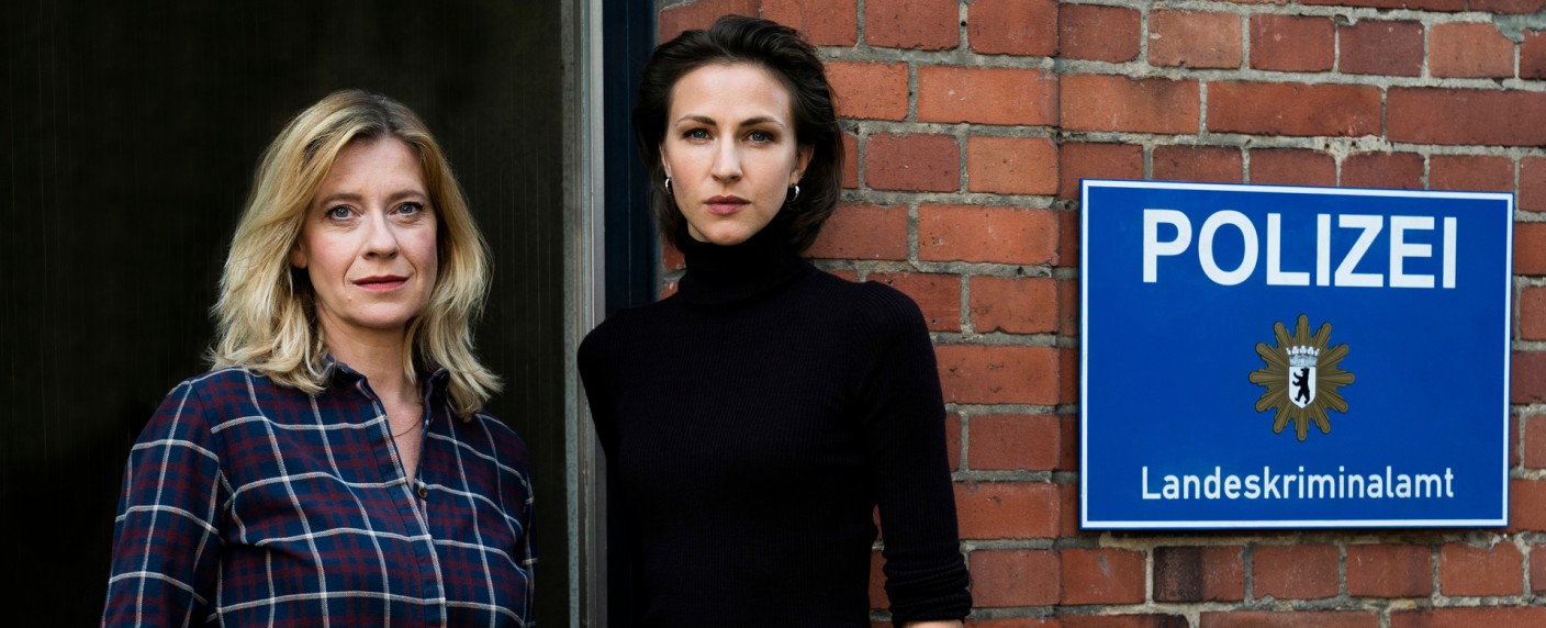 Quoten: Dschungelcamp katapultiert RTL zum Sieg über „Schlag den Star“ und „Frag doch mal die Maus“ – Die „Kolleginnen“ Caroline Peters und Natalia Belitski  mit großartigem Auftakt im ZDF – Bild: ZDF/​Julia Terjung