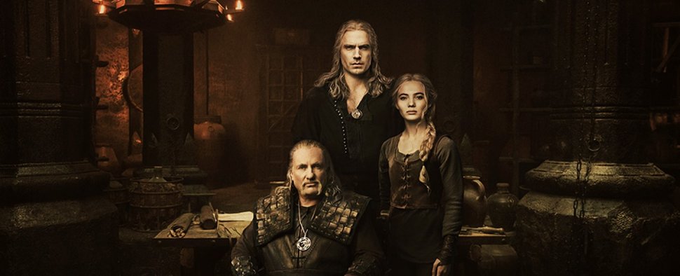 Kommen auf Kaer Morhen zusammen: Vesemir (Kim Bodnia), Geralt (Henry Cavill) und Ciri (Freya Allan) – Bild: Netflix