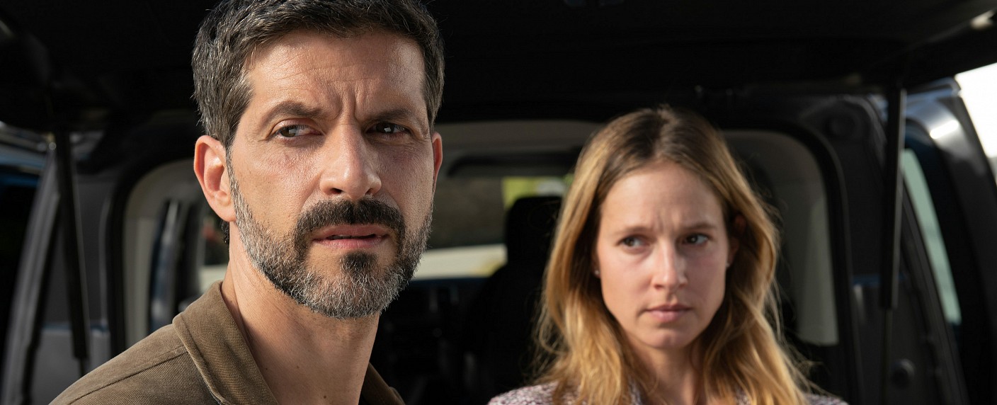 Quoten: „Kommissar Dupin“ siegt über Europa League, „GNTM“ hält sich schadlos – VOX punktet mit James Bond, RTL II mit Polizisten – Bild: ARD Degeto/​Wolfgang Ennenbach