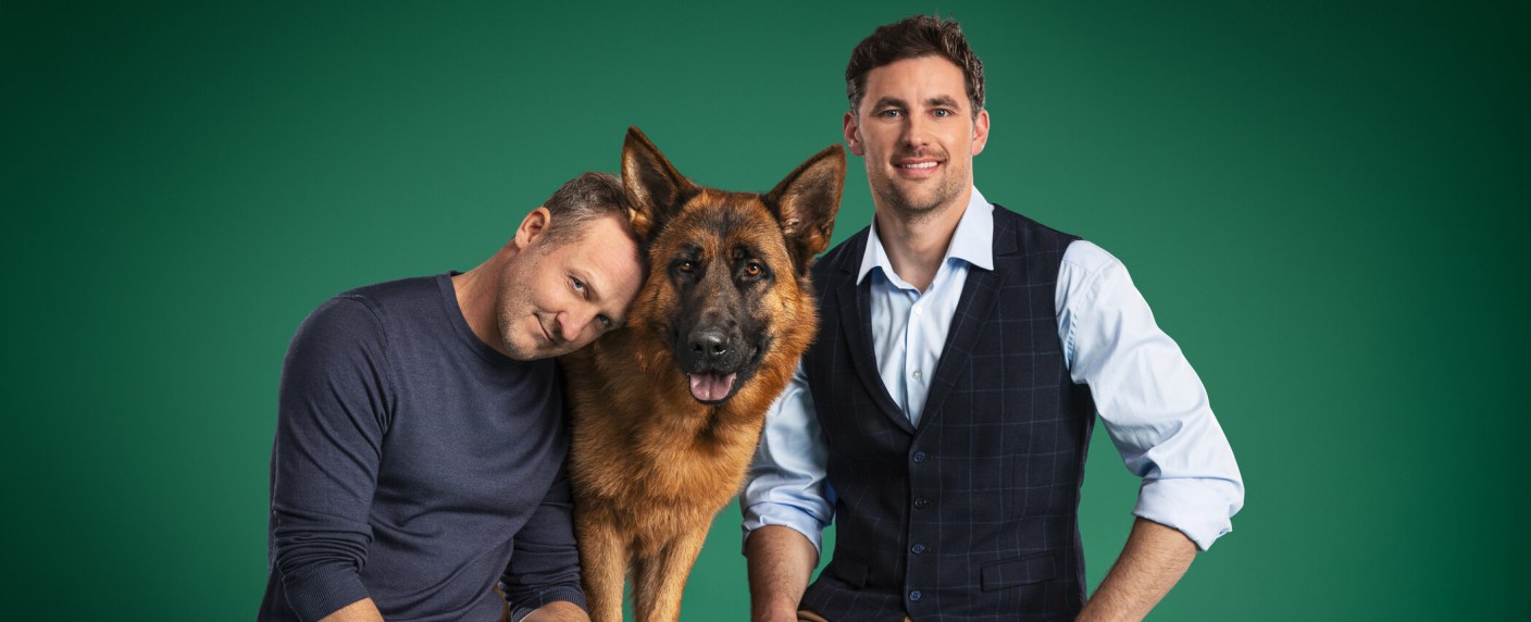 „Kommissar Rex“: „Tatort“- und „Bergretter“-Stars übernehmen Hauptrollen in Neuauflage – Maximilian Brückner und Ferdinand Seebacher ermitteln in Comeback der Kultserie – Bild: Sat.1/​Nadine Rupp