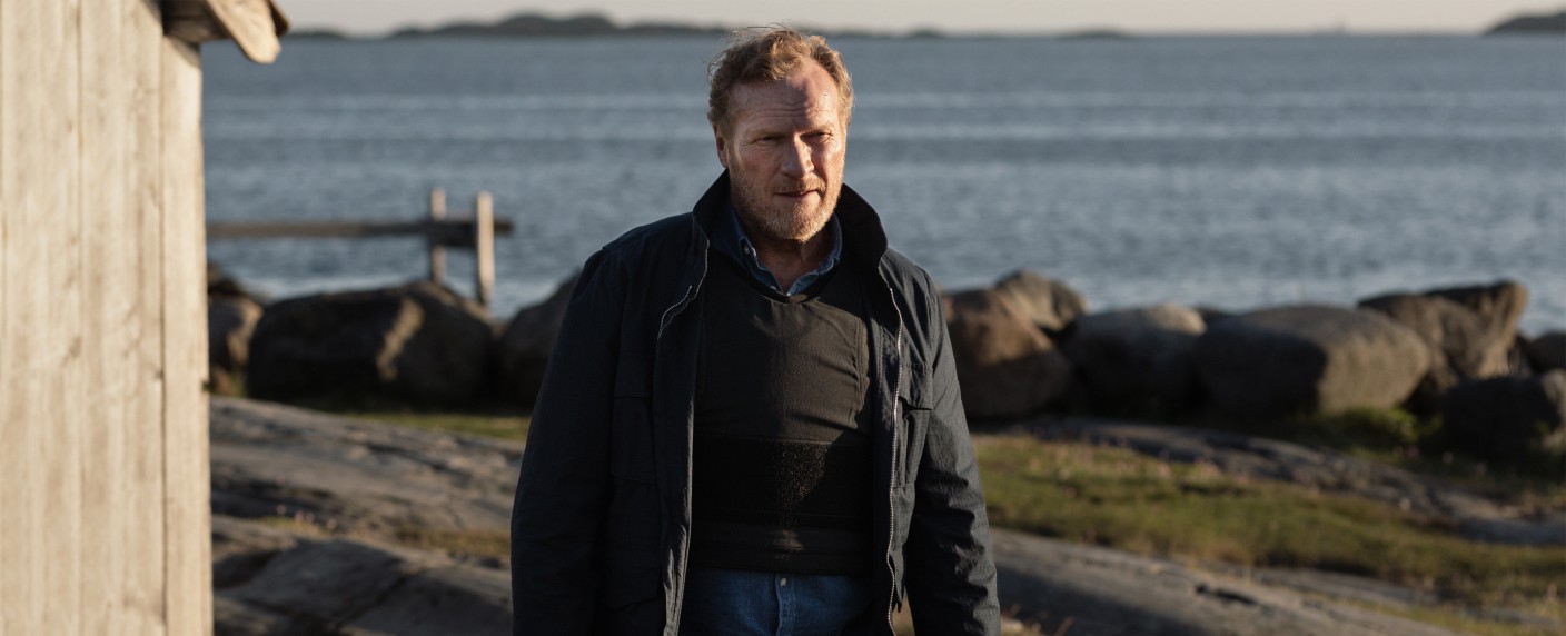 „Kommissar Wisting“: ARD zeigt schon bald zweiten Teil der dritten Staffel – Krankgeschriebener Chefermittler rollt geklärten Fall neu auf – Bild: ARD Degeto/​Viaplay Studios