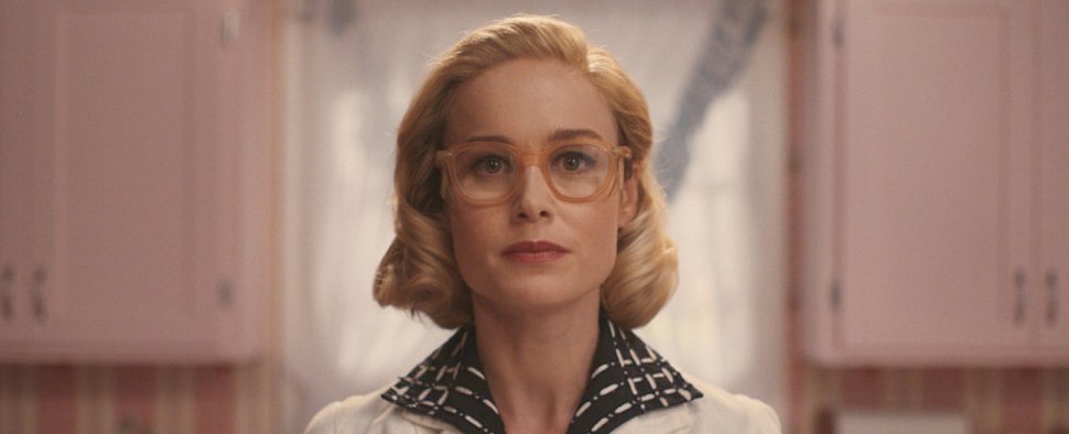 Kompetenz im Laborkittel: Elizabeth Zott (Brie Larson) wird von den Männern unterschätzt. – Bild: AppleTV+