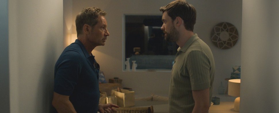 Konspirative Gespräche im Ferienhaus-Bad: Jamie Tanner (David Duchovny, l.) ahnt nicht, was Adam (Jack Whitehall) vorhat. – Bild: Prime Video