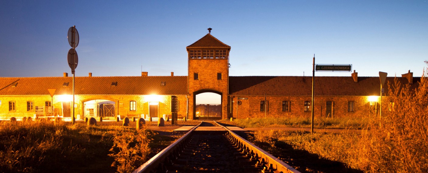 80 Jahre Befreiung des KZ Auschwitz: TV-Höhepunkte zum Holocaust-Gedenktag 2025 – Alle wichtigen Dokus, Filme und Specials rund um den historischen Tag des Gedenkens – Bild: ZDF/​Daniel Naupold