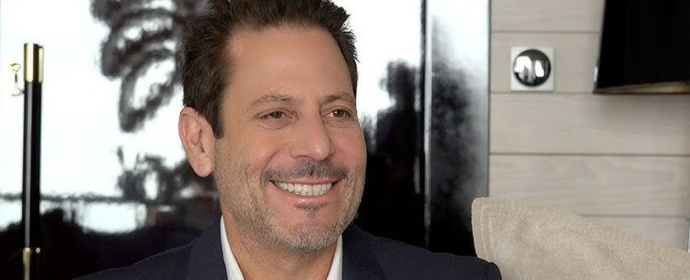 Kreierte „Emily in Paris“, „Melrose Place“ und „Sex and the City“: Darren Star – Bild: YouTube/Screenshot