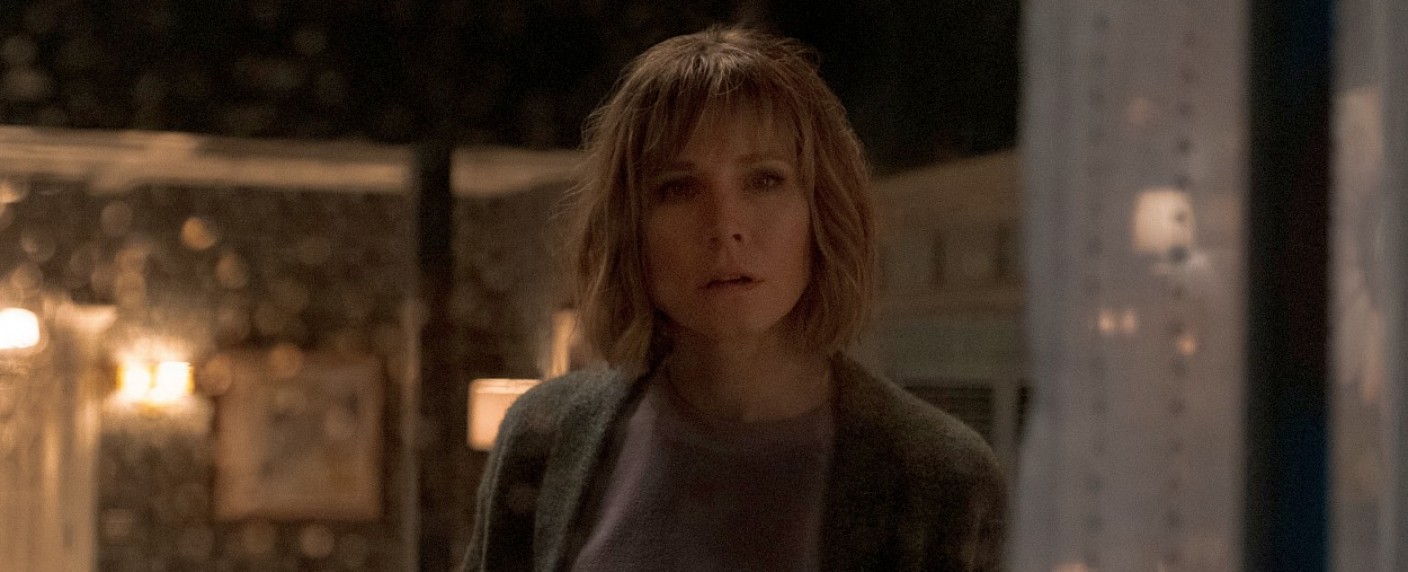 „The Woman in the House“: Trailer für düstere Comedyserie mit Kristen Bell – Neue Miniserie um mutmaßlichen Mord startet im neuen Jahr – Bild: Colleen E. Hayes/​Netflix