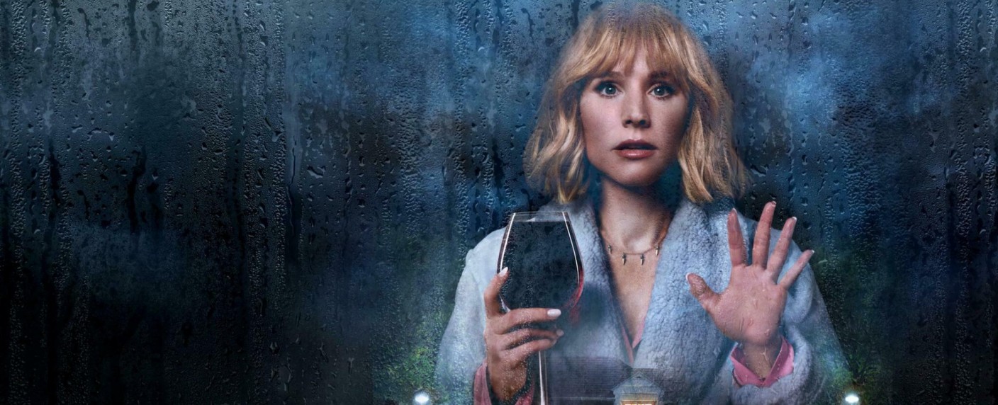 „The Woman in the House Across the Street from the Girl in the Window“: Schwache Persiflage auf populäre Psychothriller-Spielart – Review – Alleinstehende Frau glaubt, Mord beobachtet zu haben, aber keiner nimmt sie ernst – Bild: Netflix