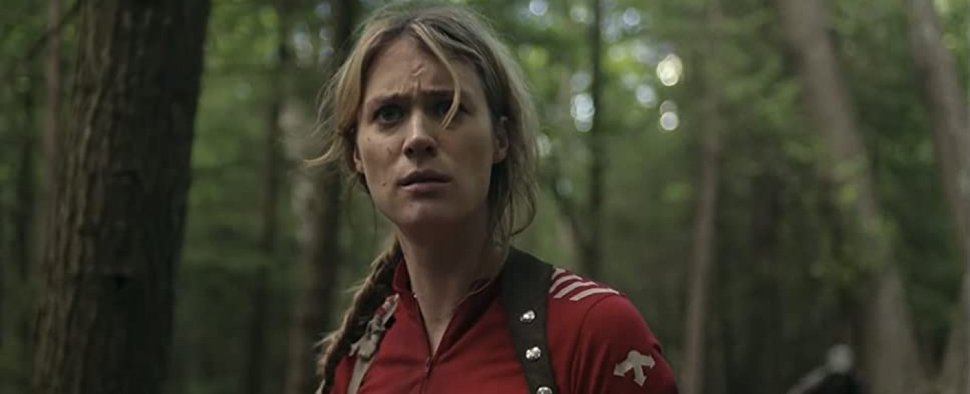 Kristen (Mackenzie Davis), ein ehemaliger Kinderstar, gehört nach 20 Jahren zu den Überlebenden in „Station Eleven“ – Bild: HBO Max