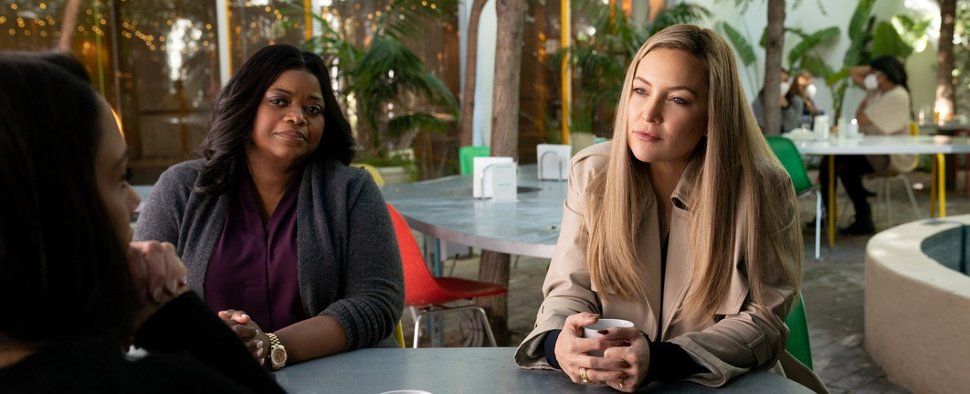 Kritisch bei der Zeugenbefragung: Die Jugendfreundinnen Poppy (Octavia Spencer) und Micah (Kate Hudson) in der zweiten Staffel von „Truth Be Told“ – Bild: Apple TV+