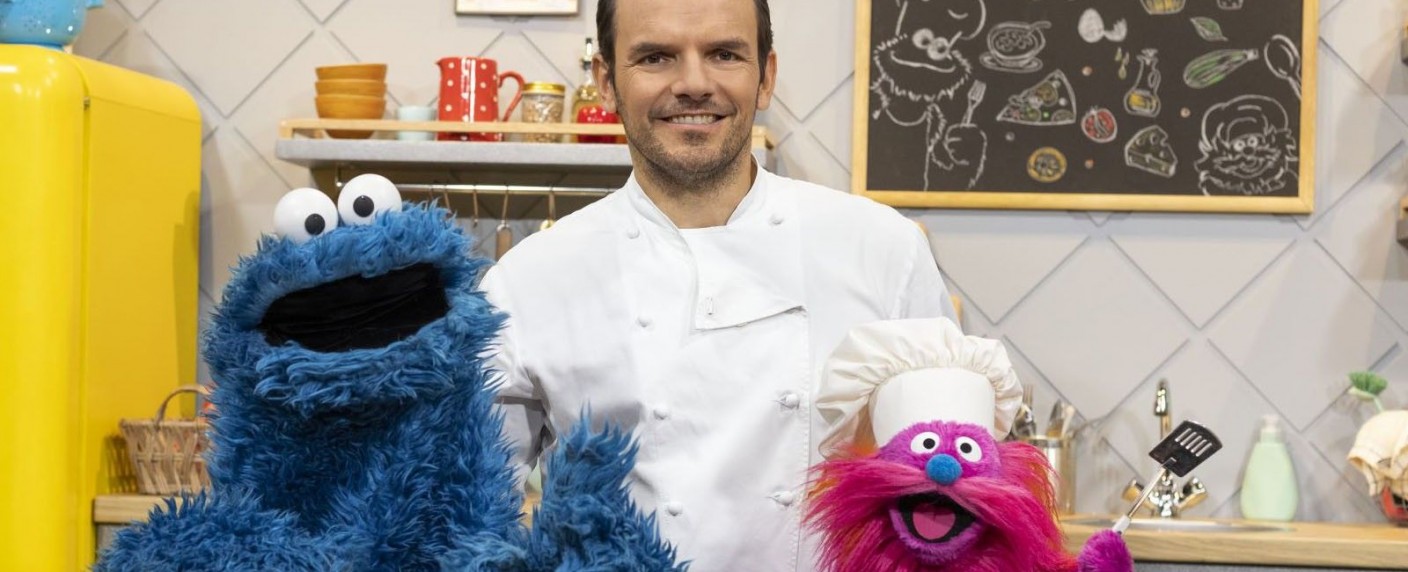 [UPDATE] Krümelmonster macht gemeinsame Sache mit Steffen Henssler – Termine für neue Kochshow bei RTL+ und Super RTL – Bild: Sesame Workshop 2022, All rights reserved