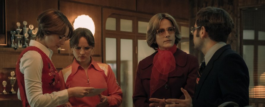 Quoten: „Ku’damm 77“ startet mit Gesamtsieg, „WWM“ und Trump-Doku bei Jüngeren vorn – „Notruf“- und „Geissens“-Specials durchwachsen, „Comedy Allstars“ punkten – Bild: ZDF/​Conny Klein