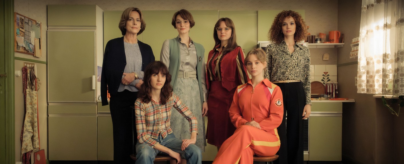 „Ku’damm 77“: Drehstart zur Fortsetzung der ZDF-Erfolgsreihe über die Familie Schöllack – Historisches Familiendrama mit Claudia Michelsen, Sonja Gerhardt, Maria Ehrich und Emilia Schüle – Bild: ZDF/​Conny Klein