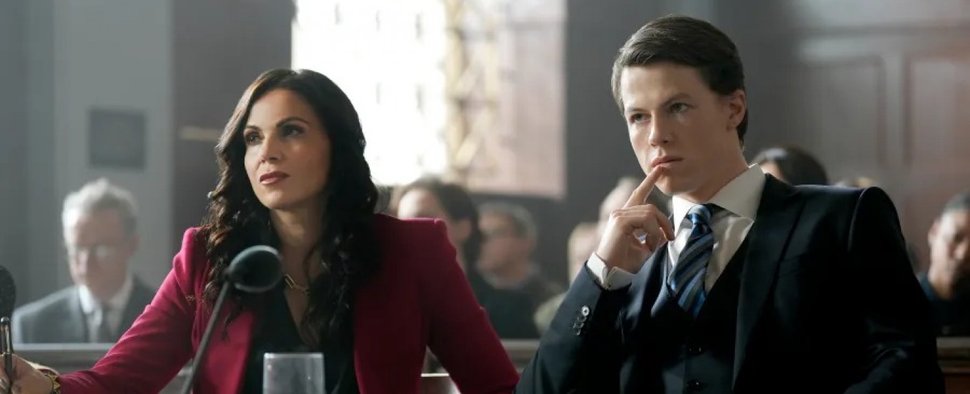 Lana Parilla und Milo Callaghan in „The Rainmaiker“ – Bild: USA Network/Christopher Barr