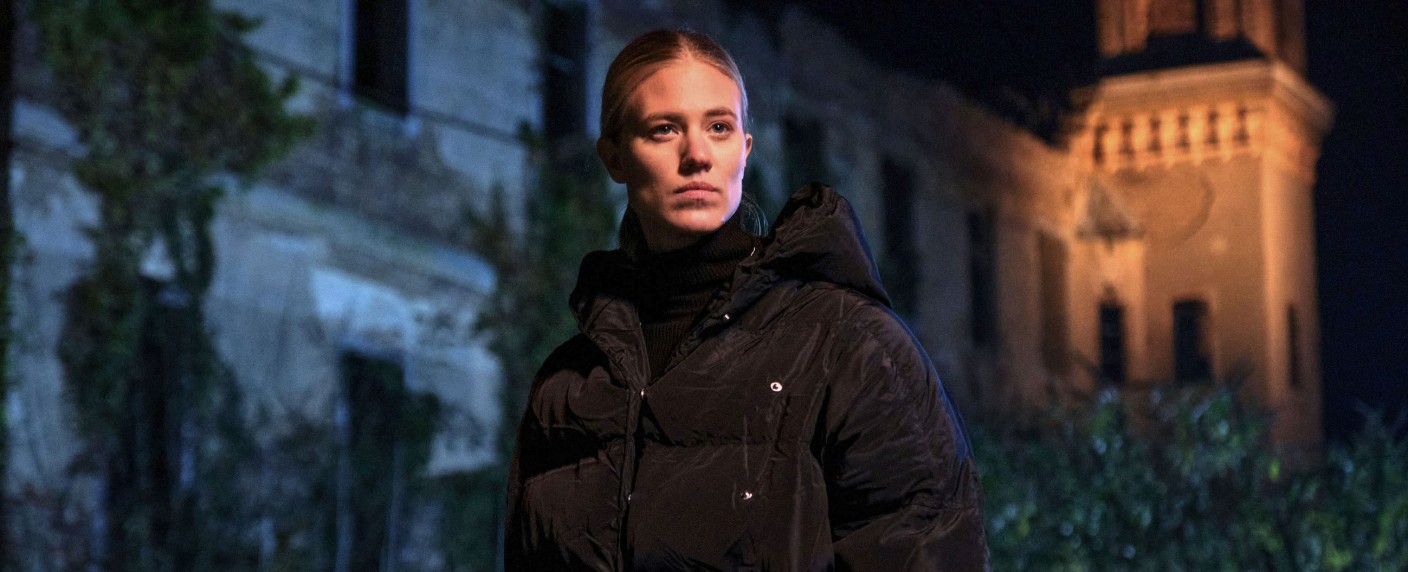 „Unter uns“: Larissa Marolt intrigiert als Gaststar in der Event-Woche – Verhängnisvolle Urlaubsreise für die Familie Weigel – Bild: RTL/​Stefan Behrens