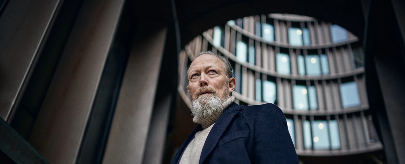 „Verdacht/​Mord“: Dänischer Thriller für dritte und letzte Staffel mit Lars Mikkelsen verlängert – Nach Christinas Eltern untersucht auch ihr Mentor ihren mysteriösen Tod – Bild: Henrik Ohsten