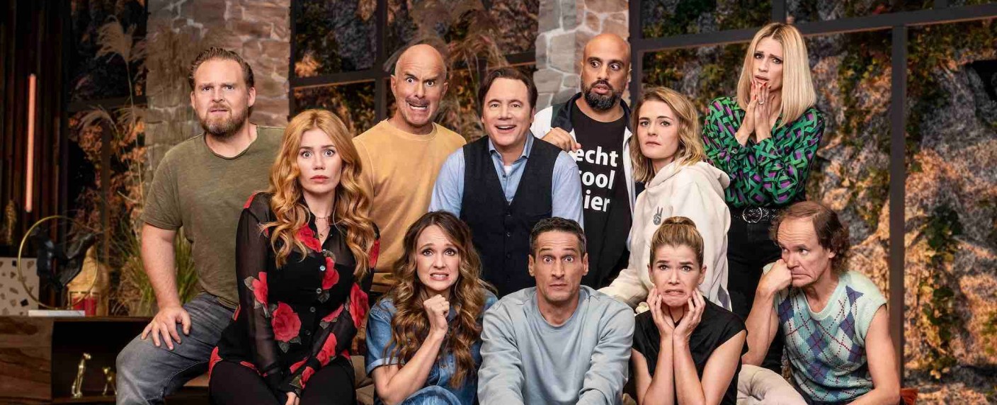 Amazon-Highlights im April: „LOL: Last One Laughing“ und „Outer Range“ mit Josh Brolin – Monatshöhepunkte auch mit Fortsetzungen von „Las Cumbres“ und „Undone“ – Bild: Prime Video/​Frank Zauritz