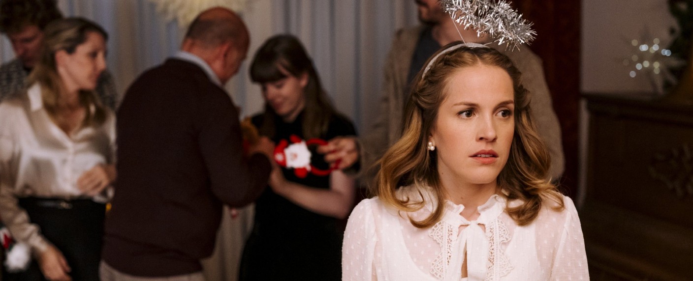 „Last X-Mas“: Adventskalender-Serie feiert Free-TV-Premiere als Film – Paula Kalenberg sucht große Liebe bis Heiligabend – Bild: RTL/​Martin Rottenkolber