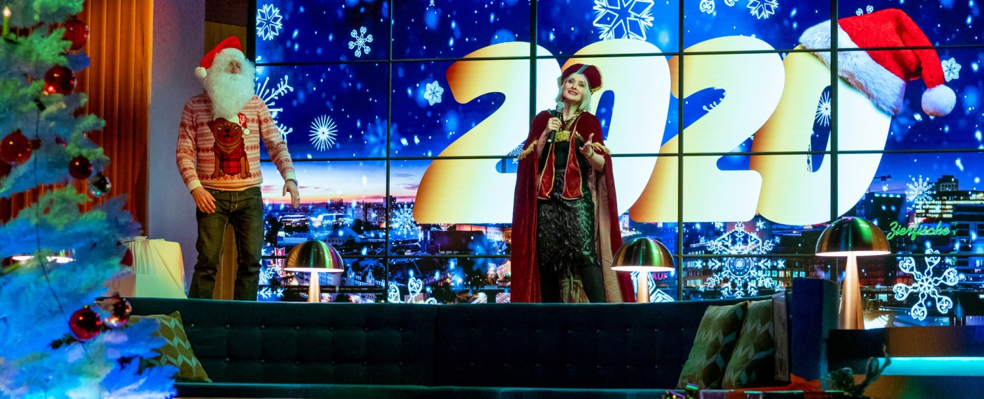 „Late Night Alter“ mit Weihnachtsspecial um Mitternacht – Staffelfinale der ZDFneo-Show von Ariane Alter – Bild: ZDF/​Svea Pietschmann