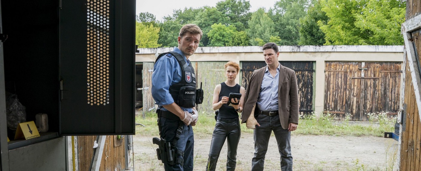 Quoten: „Lauchhammer“ feiert tollen Start, „Sommerhaus“ im Aufwind – Ilka Bessin geht baden, Narumol & Josef mit durchwachsenem Auftakt – Bild: MDR/​Moovie/​Steffen Junghans