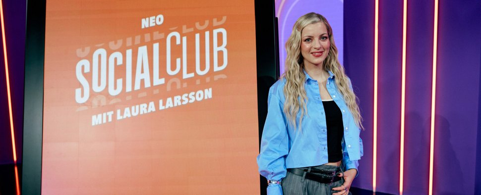 Laura Larsson präsentiert den „Neo Social Club“ – Bild: ZDF/Niels Freidel