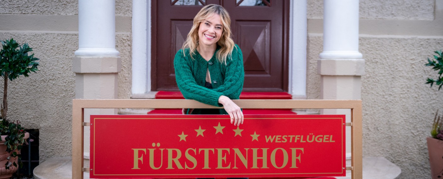 „Sturm der Liebe“: Ehemaliger „Verliebt in Berlin“-Star steigt in ARD-Telenovela ein – Neue Köchin kommt an den Fürstenhof – Bild: ARD/​Christof Arnold