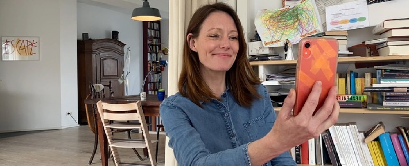 [UPDATE] „Drinnen“ und „Liebe. Jetzt!“: ZDFneo startet im Rekordtempo neue Serien – Lavinia Wilson und Jürgen Vogel schauspielern zu Hause – Bild: obs/​ZDFneo