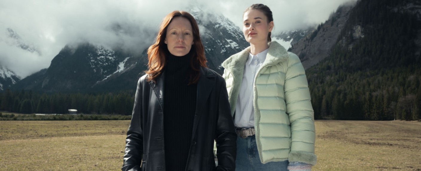 „An der Grenze“: ZDF und ServusTV produzieren neuen Samstagskrimi – Ungleiche Kommissarinnen ermitteln in Garmisch – Bild: ZDF/​ServusTV/​Linda Gschwentner