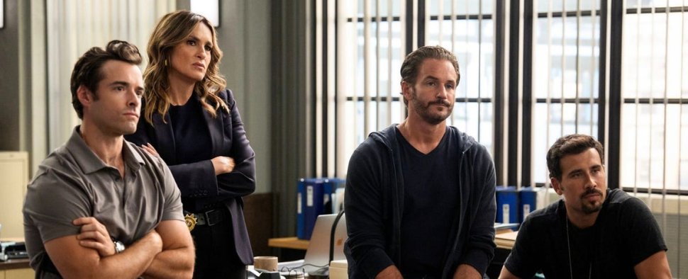 „Law & Order: SVU“: Corey Cott (l.) verstärkt als Detective Jake Griffin das Team um Captain Benson (Mariska Hargitay, 2. v. l.) – Bild: NBC